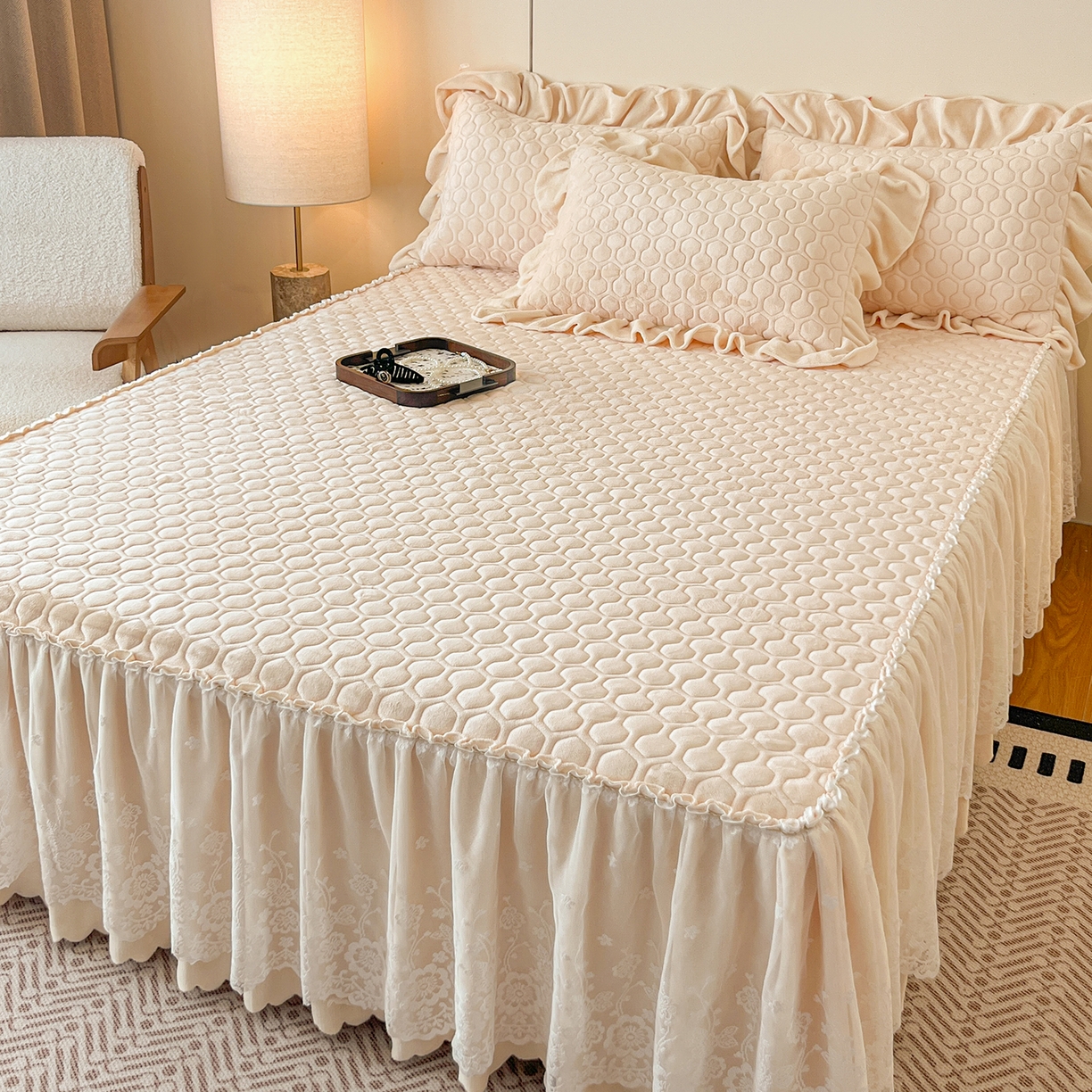 91家纺网 家纺一手货源 找家纺 民新家纺 2025新款牛奶绒花边床裙四件套 浪漫时光-浅米黄