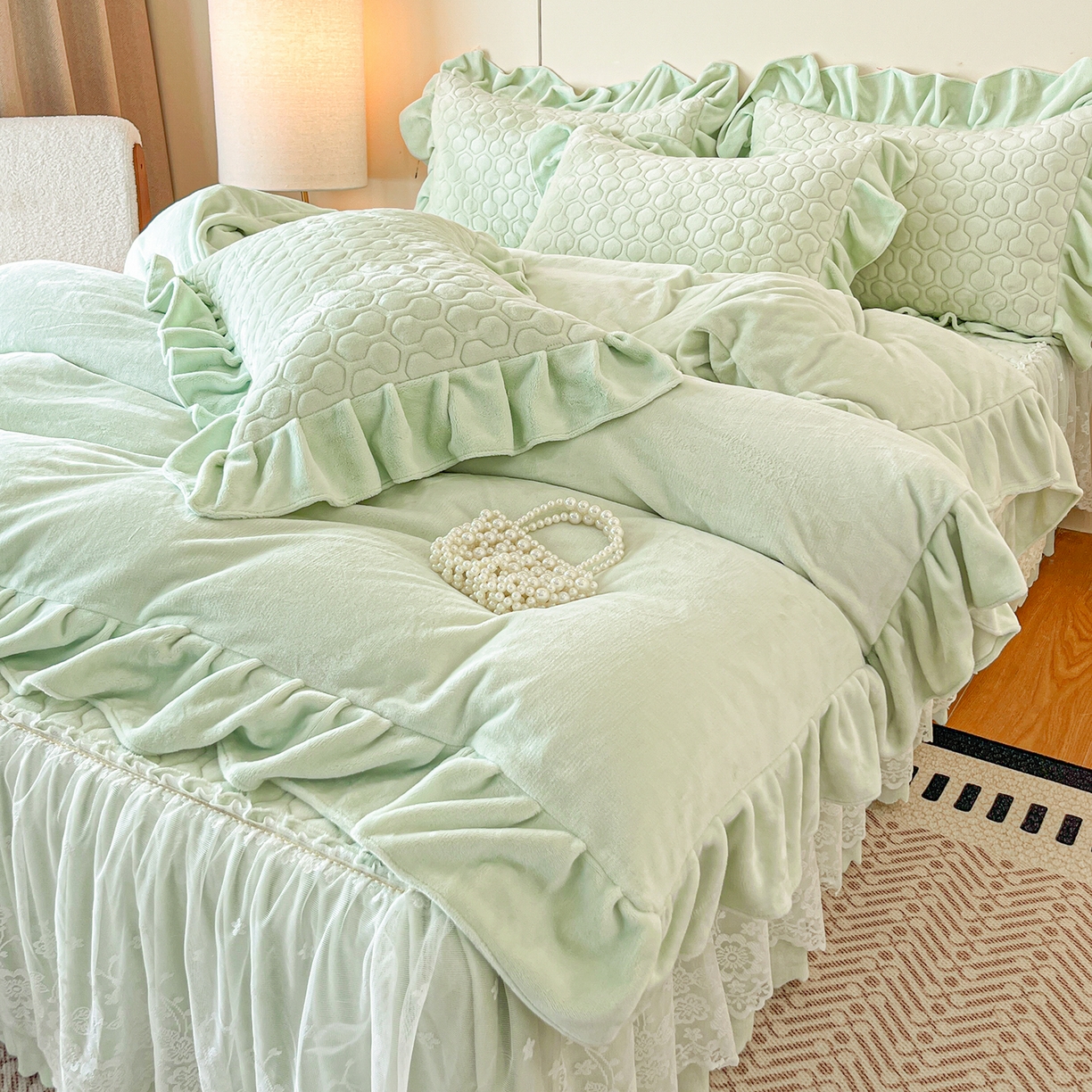 91家纺网 家纺一手货源 找家纺 民新家纺 2025新款牛奶绒花边床裙四件套 浪漫时光-浅绿