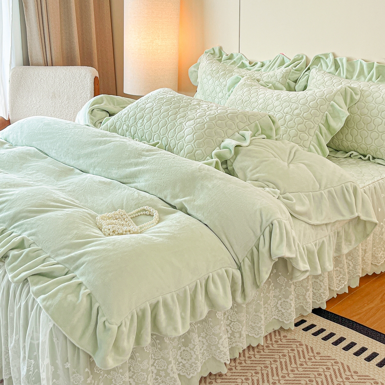 91家纺网 家纺一手货源 找家纺 民新家纺 2025新款牛奶绒花边床裙四件套 浪漫时光-浅绿
