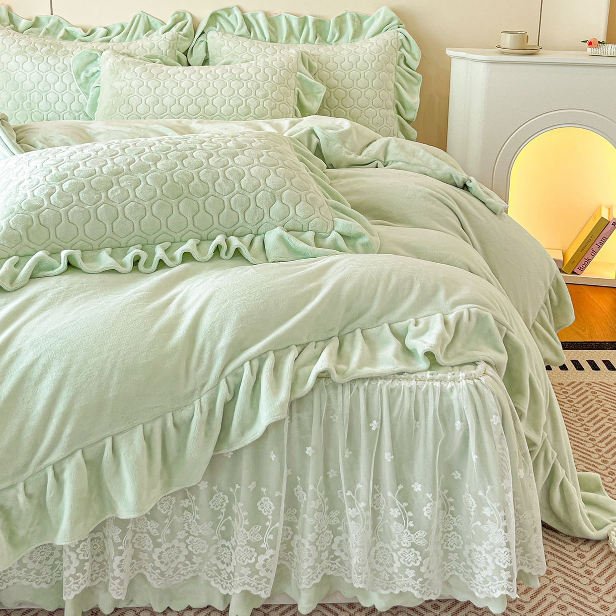 91家纺网 家纺一手货源 找家纺 民新家纺 2025新款牛奶绒花边床裙四件套 浪漫时光-浅绿