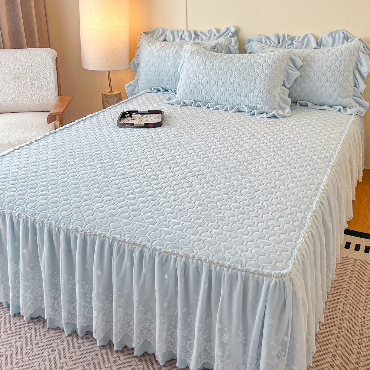 91家纺网 家纺一手货源 找家纺 民新家纺 2025新款牛奶绒花边床裙四件套 浪漫时光-浅蓝