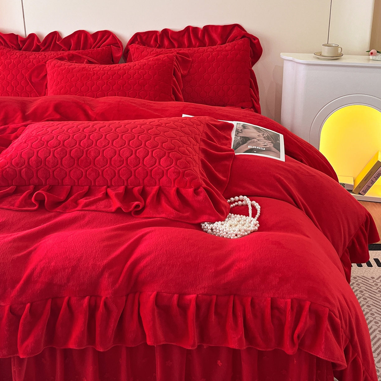 91家纺网 家纺一手货源 找家纺 民新家纺 2025新款牛奶绒花边床裙四件套 浪漫时光-大红