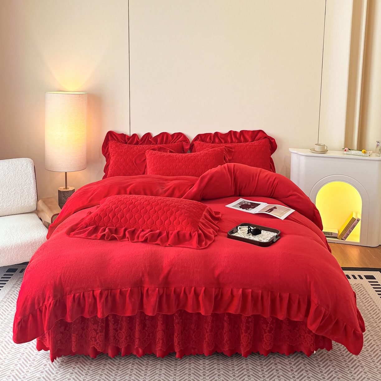 91家纺网 家纺一手货源 找家纺 民新家纺 2025新款牛奶绒花边床裙四件套 浪漫时光-大红