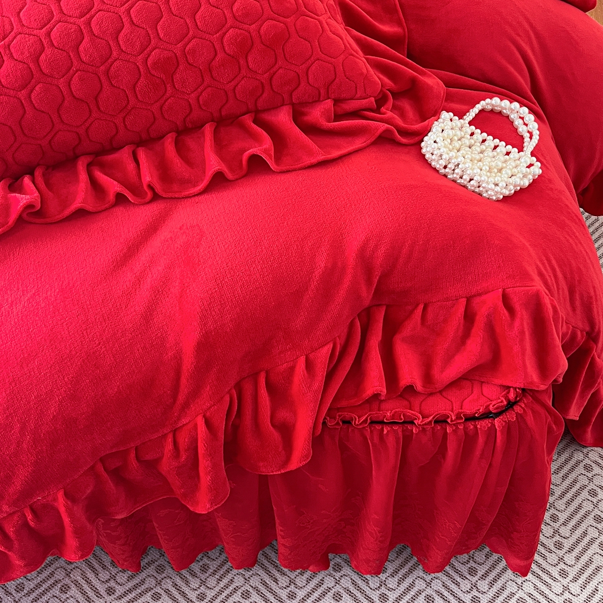 91家纺网 家纺一手货源 找家纺 民新家纺 2025新款牛奶绒花边床裙四件套 浪漫时光-大红