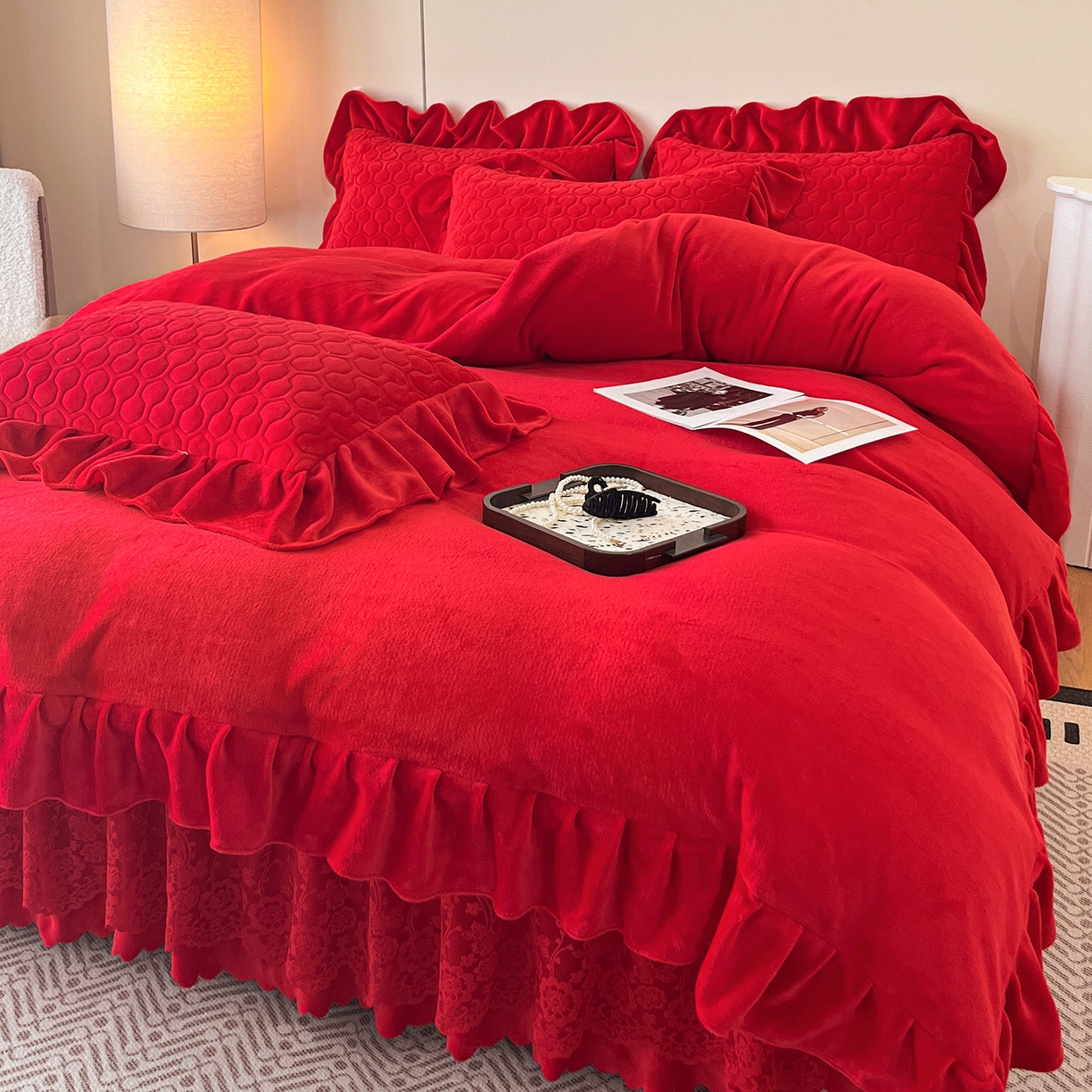 91家纺网 家纺一手货源 找家纺 民新家纺 2025新款牛奶绒花边床裙四件套 浪漫时光-大红