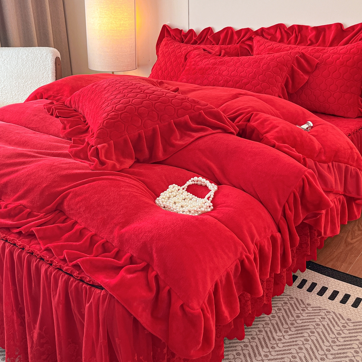 91家纺网 家纺一手货源 找家纺 民新家纺 2025新款牛奶绒花边床裙四件套 浪漫时光-大红