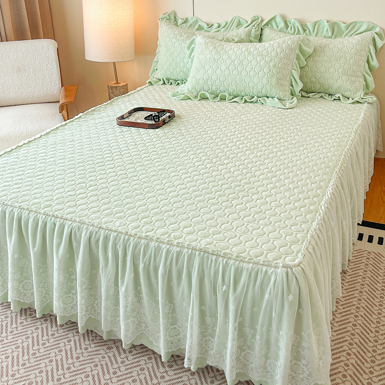 91家纺网 家纺一手货源 找家纺 民新家纺 2025新款牛奶绒花边床裙四件套 浪漫时光-浅绿