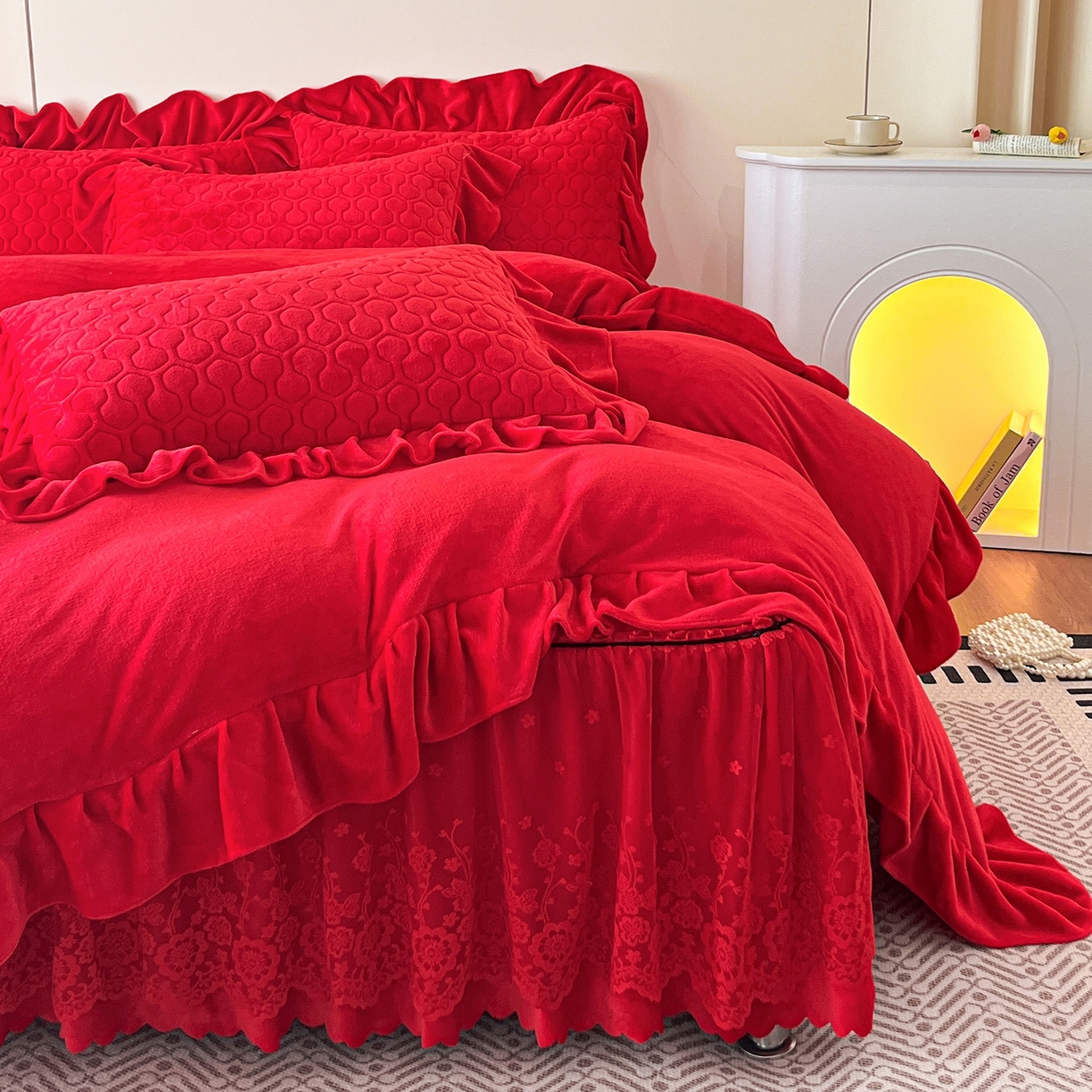 91家纺网 家纺一手货源 找家纺 民新家纺 2025新款牛奶绒花边床裙四件套 浪漫时光-大红