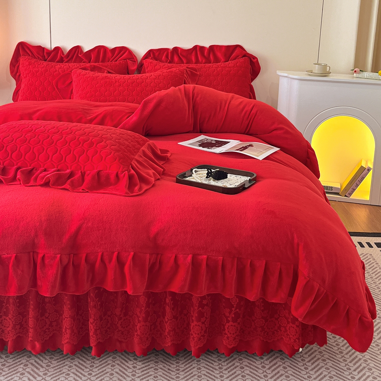 91家纺网 家纺一手货源 找家纺 民新家纺 2025新款牛奶绒花边床裙四件套 浪漫时光-大红