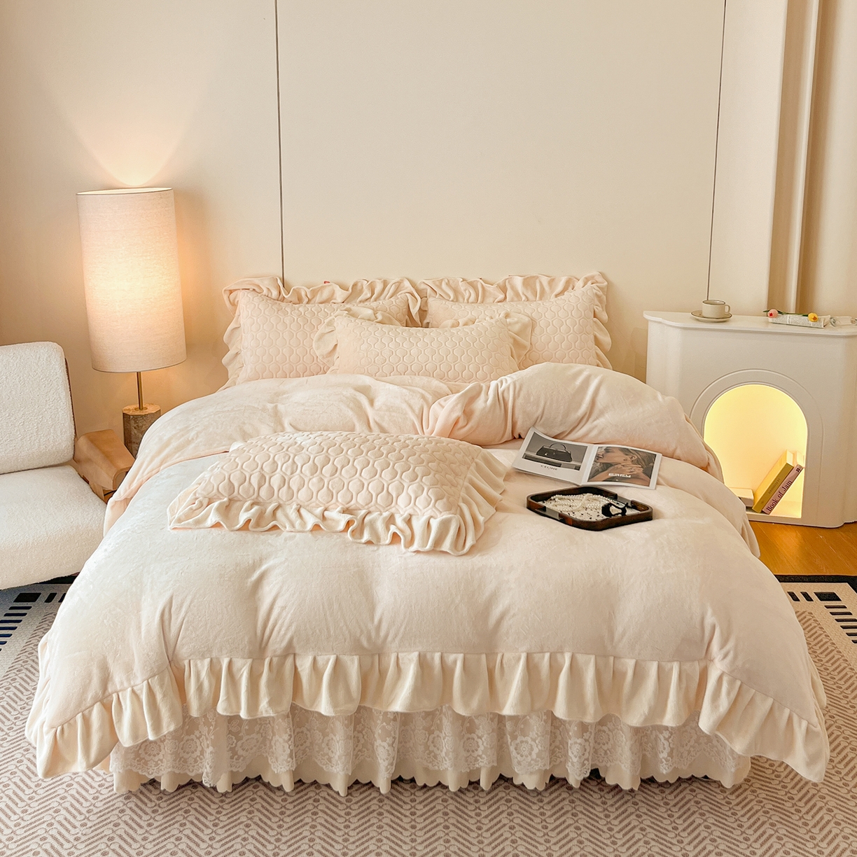 91家纺网 家纺一手货源 找家纺 民新家纺 2025新款牛奶绒花边床裙四件套 浪漫时光-浅米黄