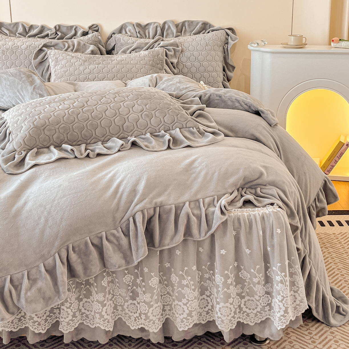 91家纺网 家纺一手货源 找家纺 民新家纺 2025新款牛奶绒花边床裙四件套 浪漫时光-灰