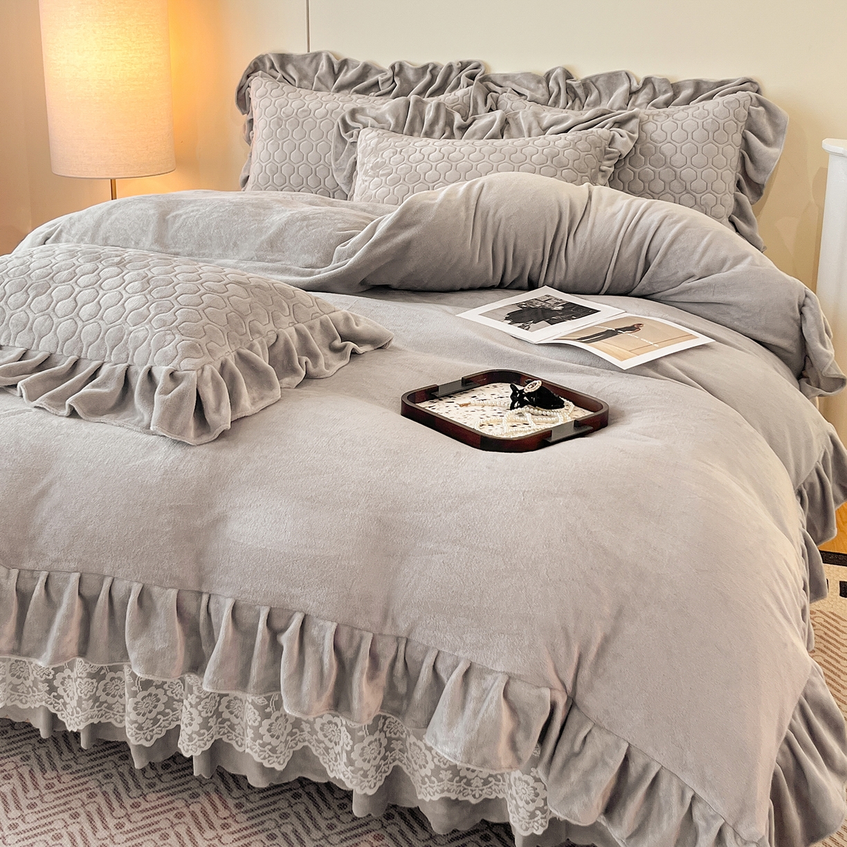 91家纺网 家纺一手货源 找家纺 民新家纺 2025新款牛奶绒花边床裙四件套 浪漫时光-灰