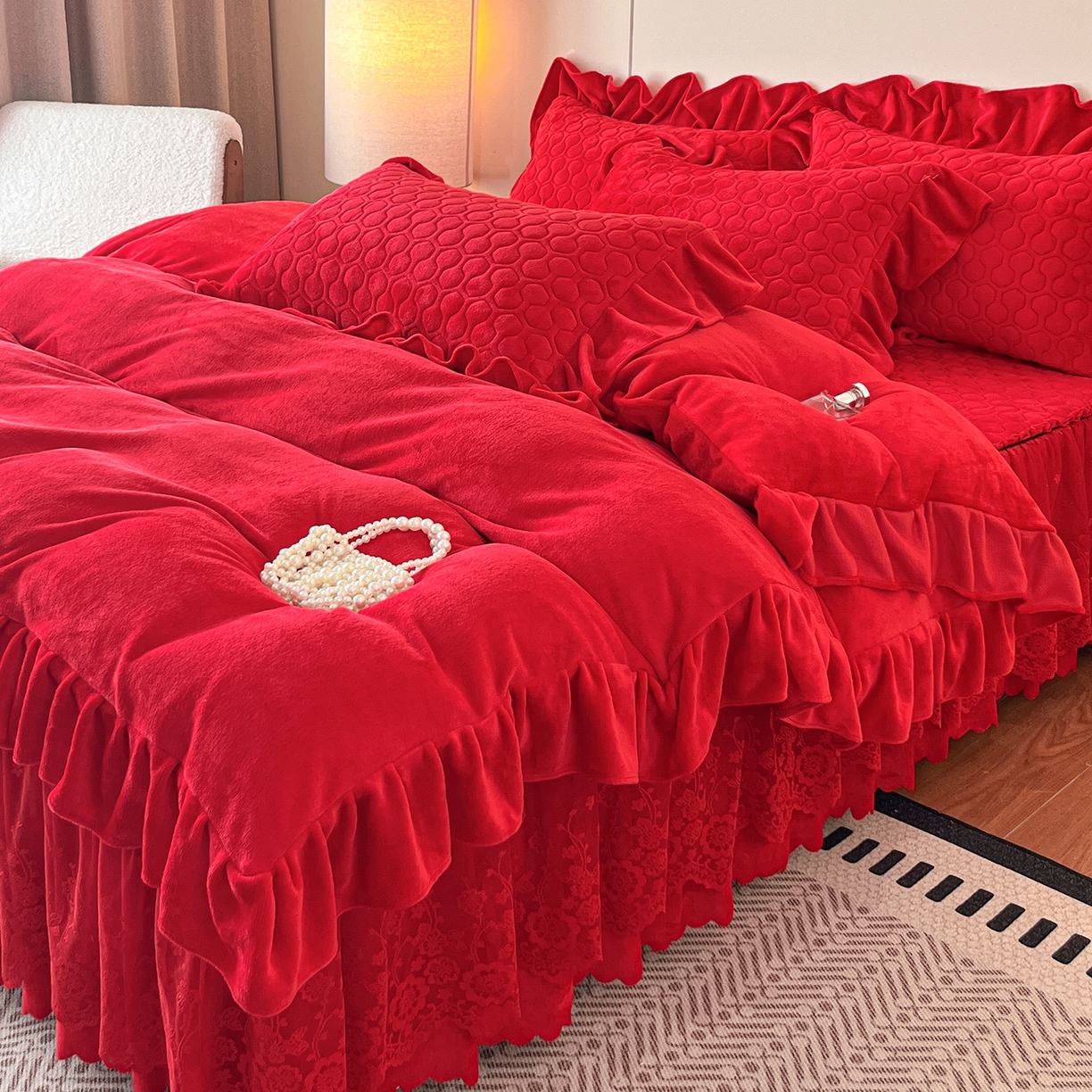 91家纺网 家纺一手货源 找家纺 民新家纺 2025新款牛奶绒花边床裙四件套 浪漫时光-大红