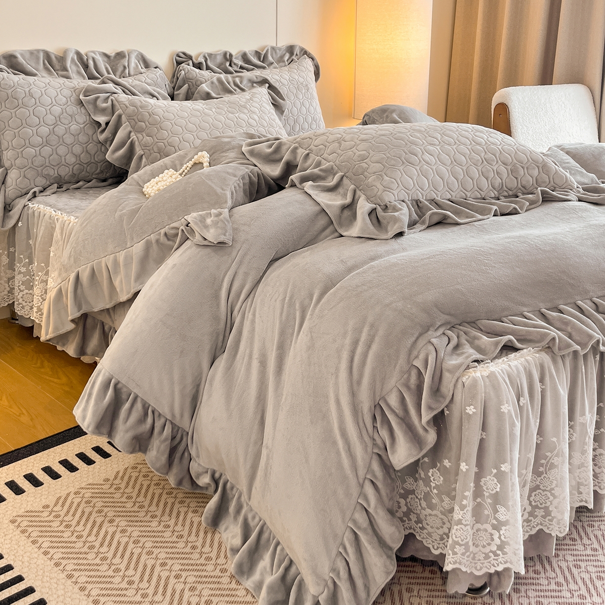 91家纺网 家纺一手货源 找家纺 民新家纺 2025新款牛奶绒花边床裙四件套 浪漫时光-灰