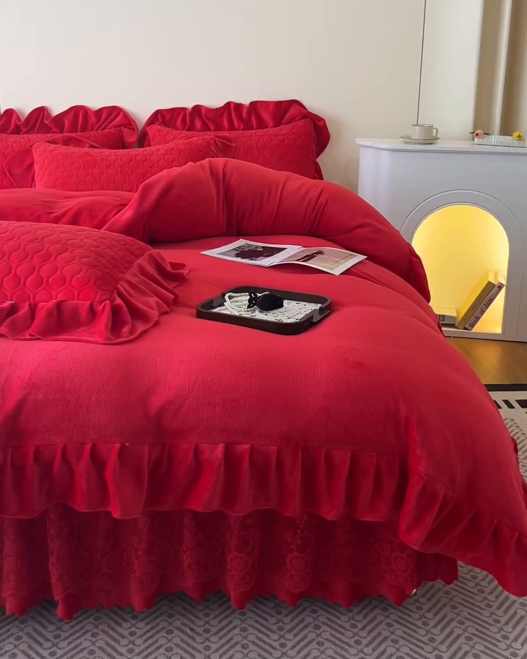91家纺网 家纺一手货源 找家纺 民新家纺 2025新款牛奶绒花边床裙四件套 浪漫时光-大红
