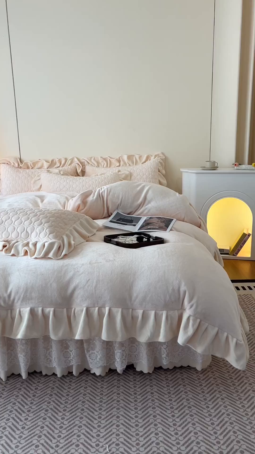 91家纺网 家纺一手货源 找家纺 民新家纺 2025新款牛奶绒花边床裙四件套 浪漫时光-浅米黄