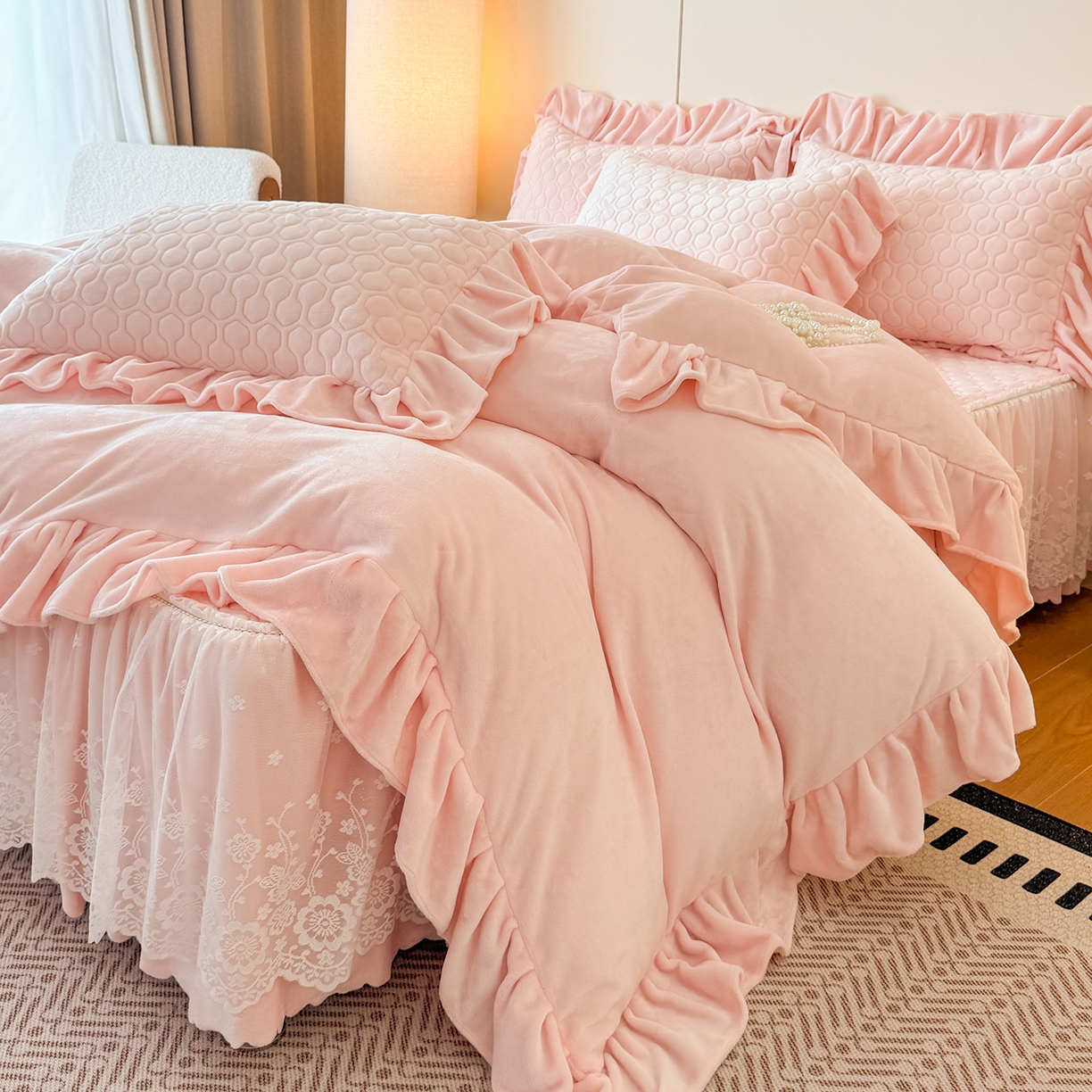 91家纺网 家纺一手货源 找家纺 （总）民新家纺 2025新款牛奶绒花边床裙四件套