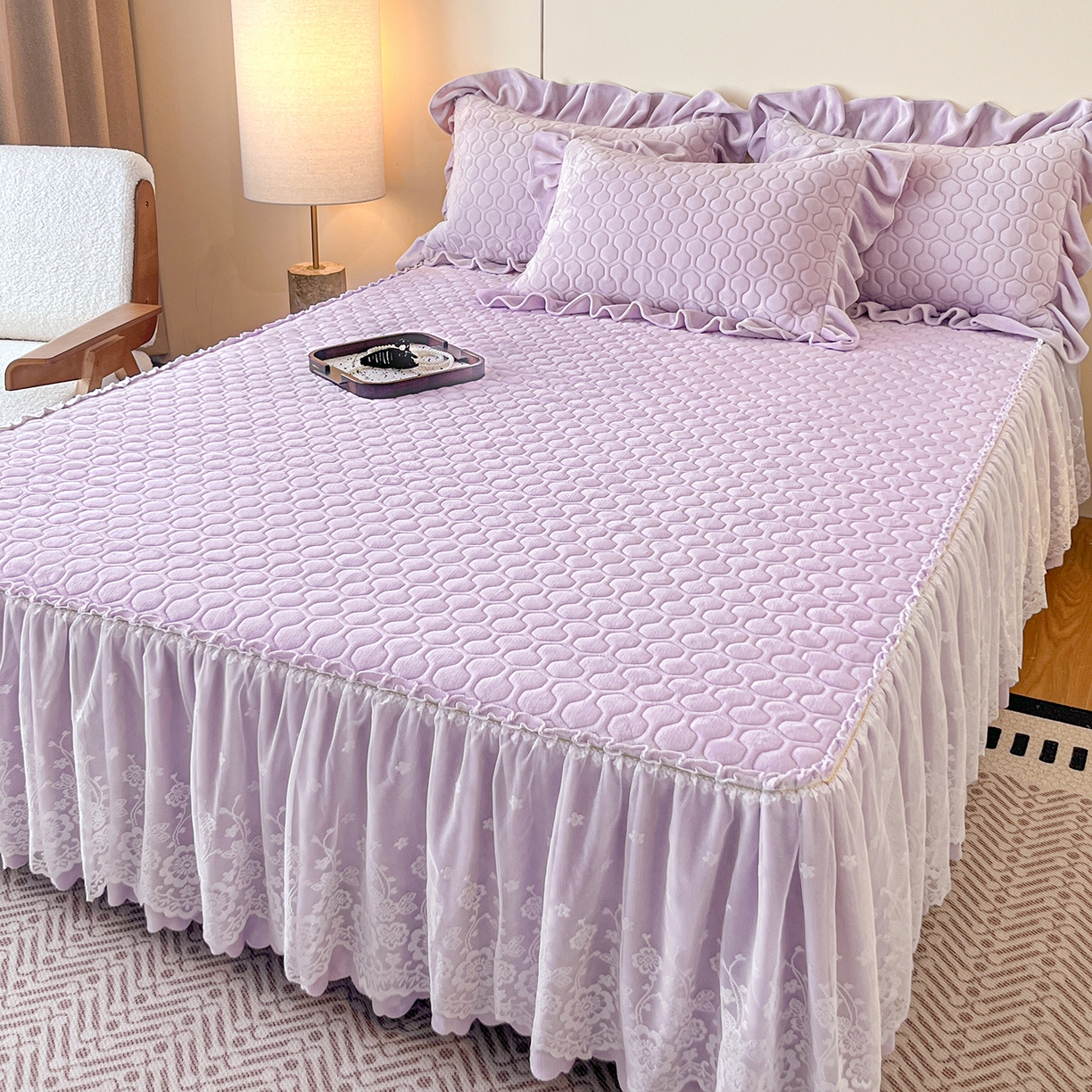 91家纺网 家纺一手货源 找家纺 民新家纺 2025新款牛奶绒花边床裙四件套 浪漫时光-浅紫