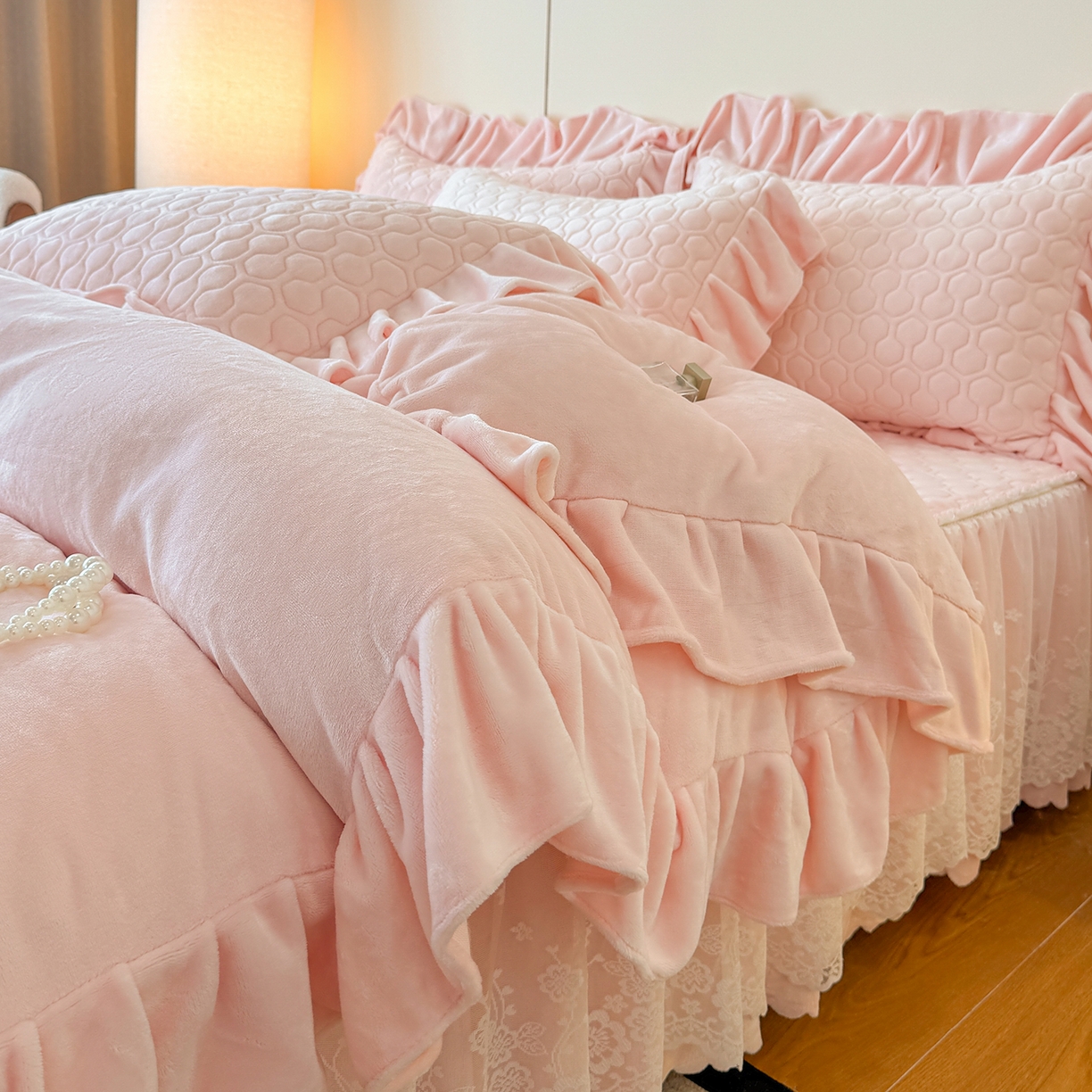 91家纺网 家纺一手货源 找家纺 （总）民新家纺 2025新款牛奶绒花边床裙四件套