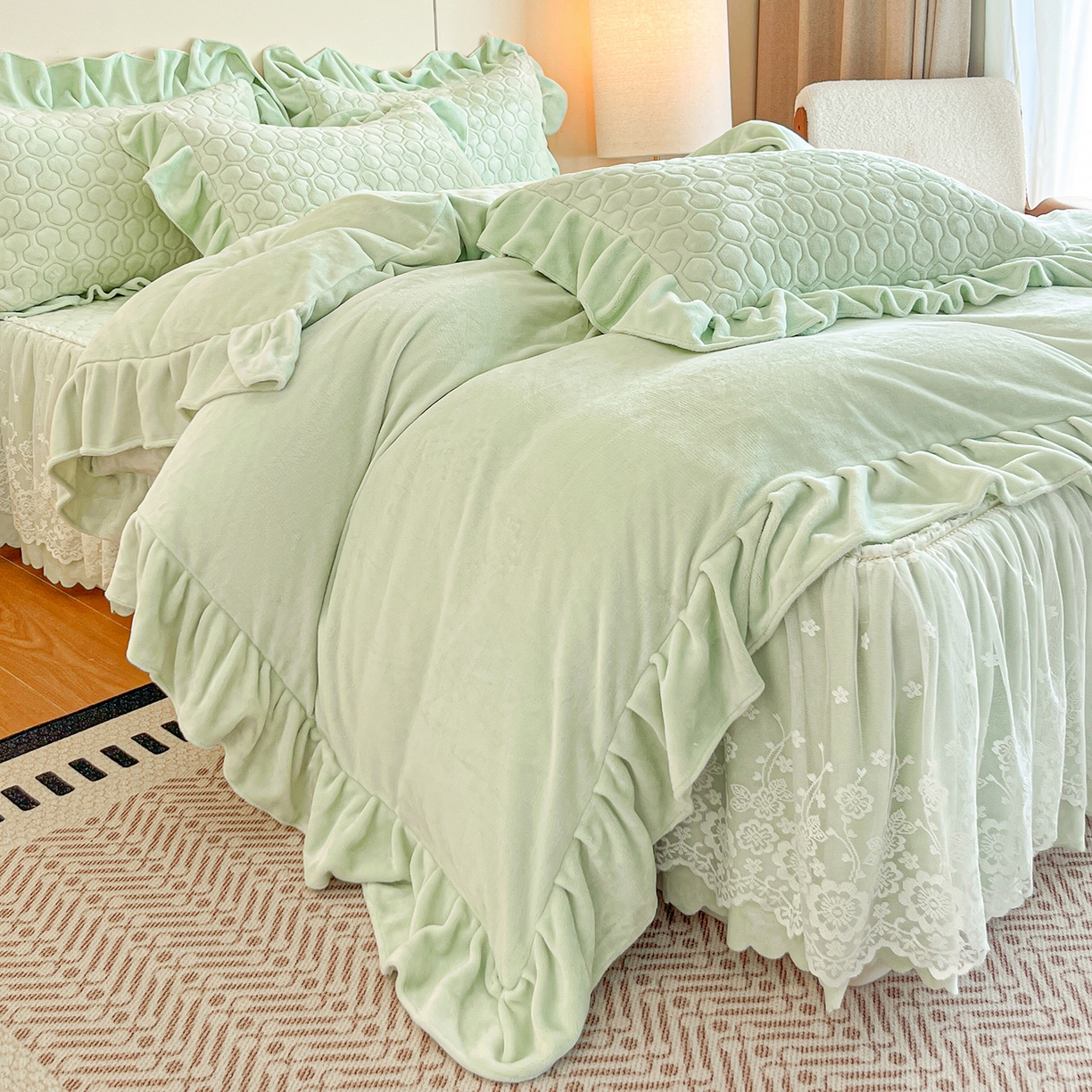 91家纺网 家纺一手货源 找家纺 民新家纺 2025新款牛奶绒花边床裙四件套 浪漫时光-浅绿