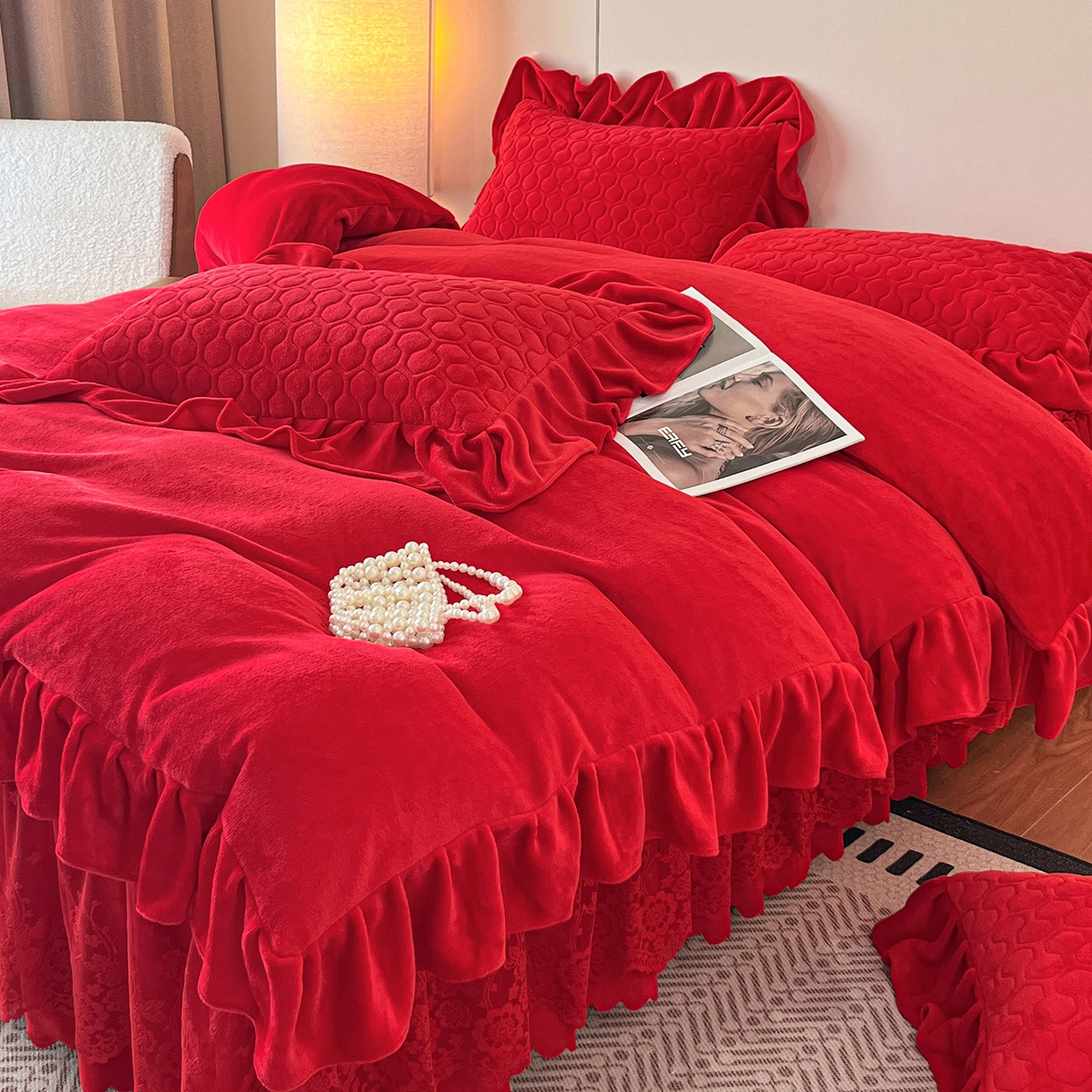 91家纺网 家纺一手货源 找家纺 民新家纺 2025新款牛奶绒花边床裙四件套 浪漫时光-大红