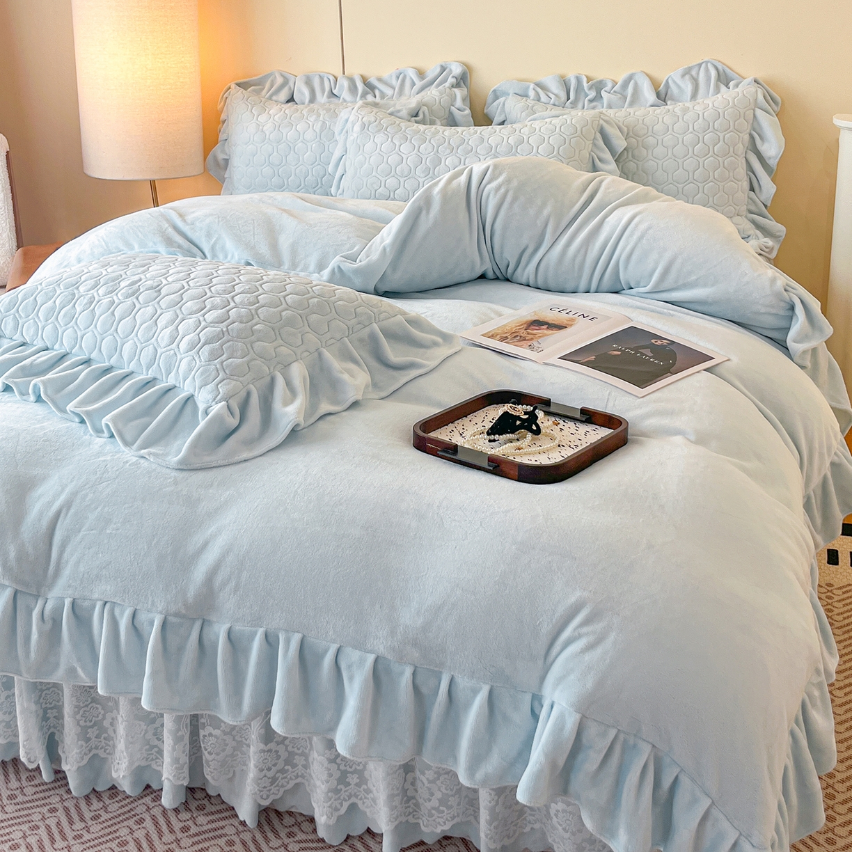 91家纺网 家纺一手货源 找家纺 民新家纺 2025新款牛奶绒花边床裙四件套 浪漫时光-浅蓝