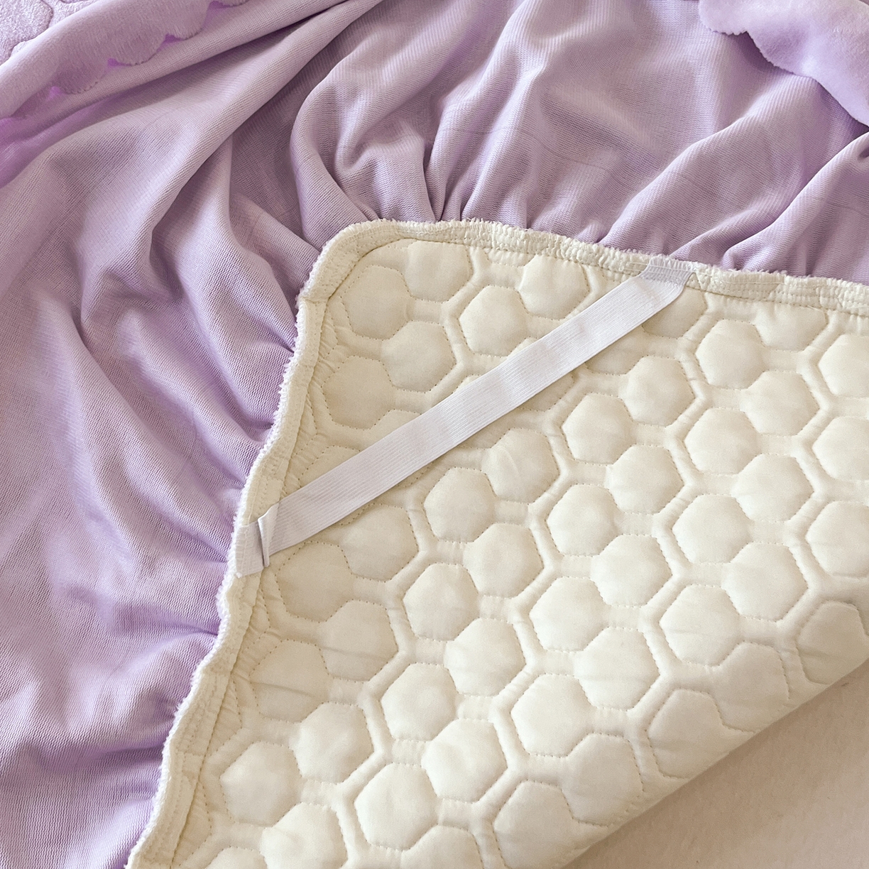 91家纺网 家纺一手货源 找家纺 民新家纺 2025新款牛奶绒花边床裙四件套 浪漫时光-浅紫