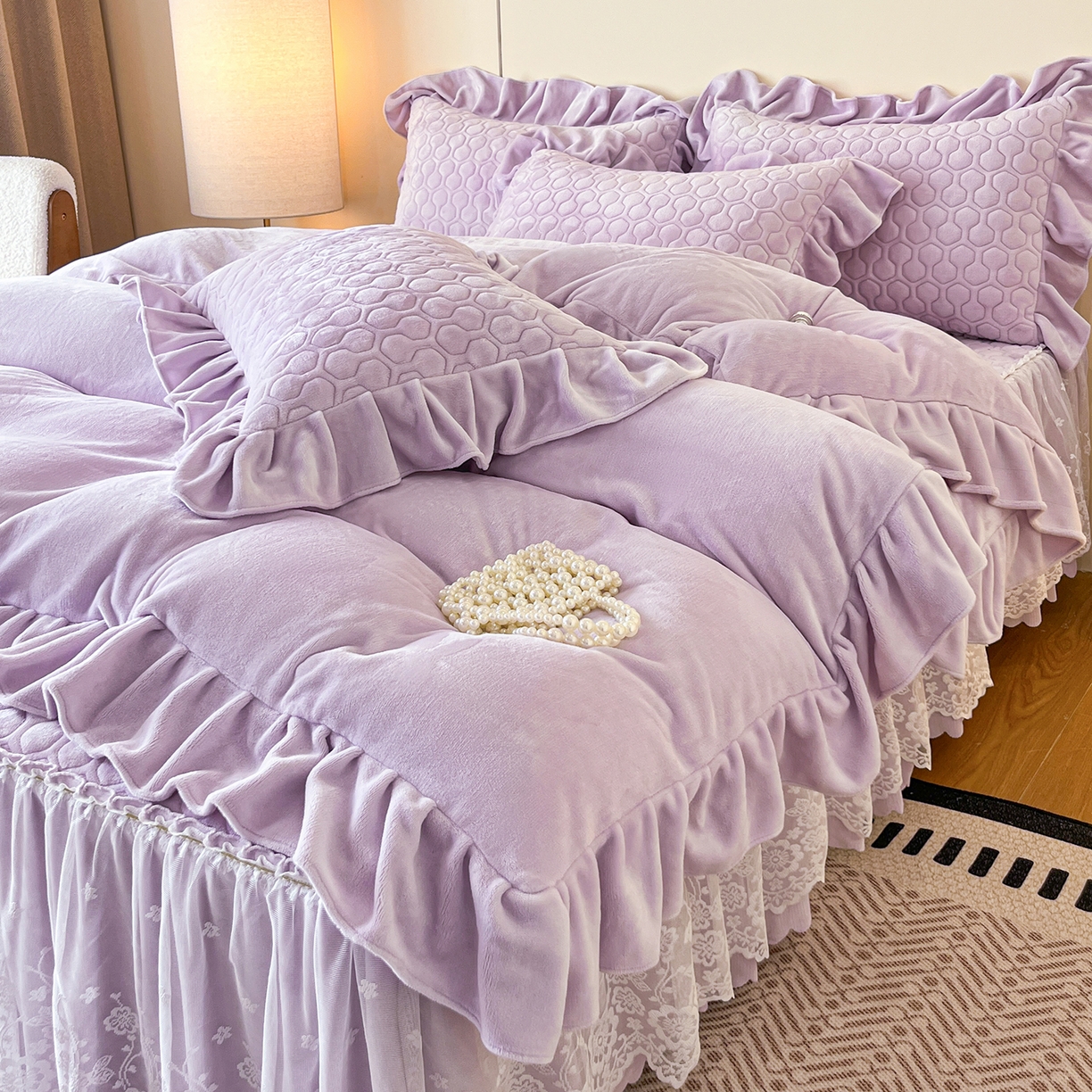 91家纺网 家纺一手货源 找家纺 民新家纺 2025新款牛奶绒花边床裙四件套 浪漫时光-浅紫