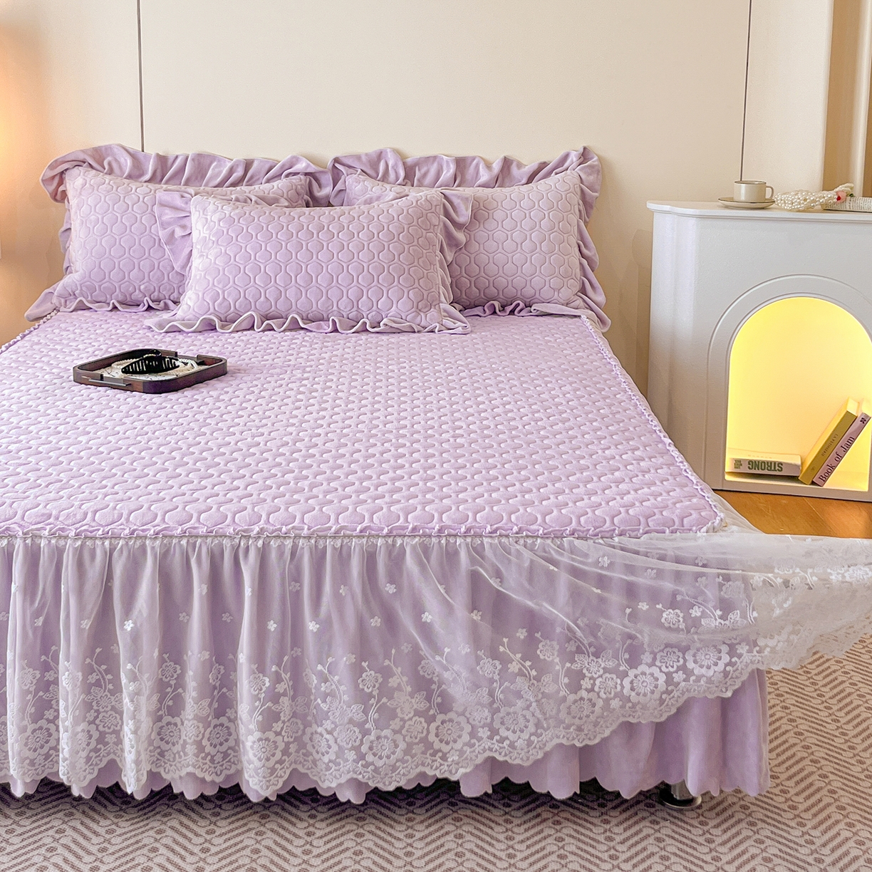 91家纺网 家纺一手货源 找家纺 民新家纺 2025新款牛奶绒花边床裙四件套 浪漫时光-浅紫