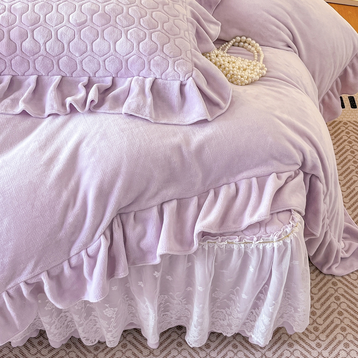 91家纺网 家纺一手货源 找家纺 民新家纺 2025新款牛奶绒花边床裙四件套 浪漫时光-浅紫