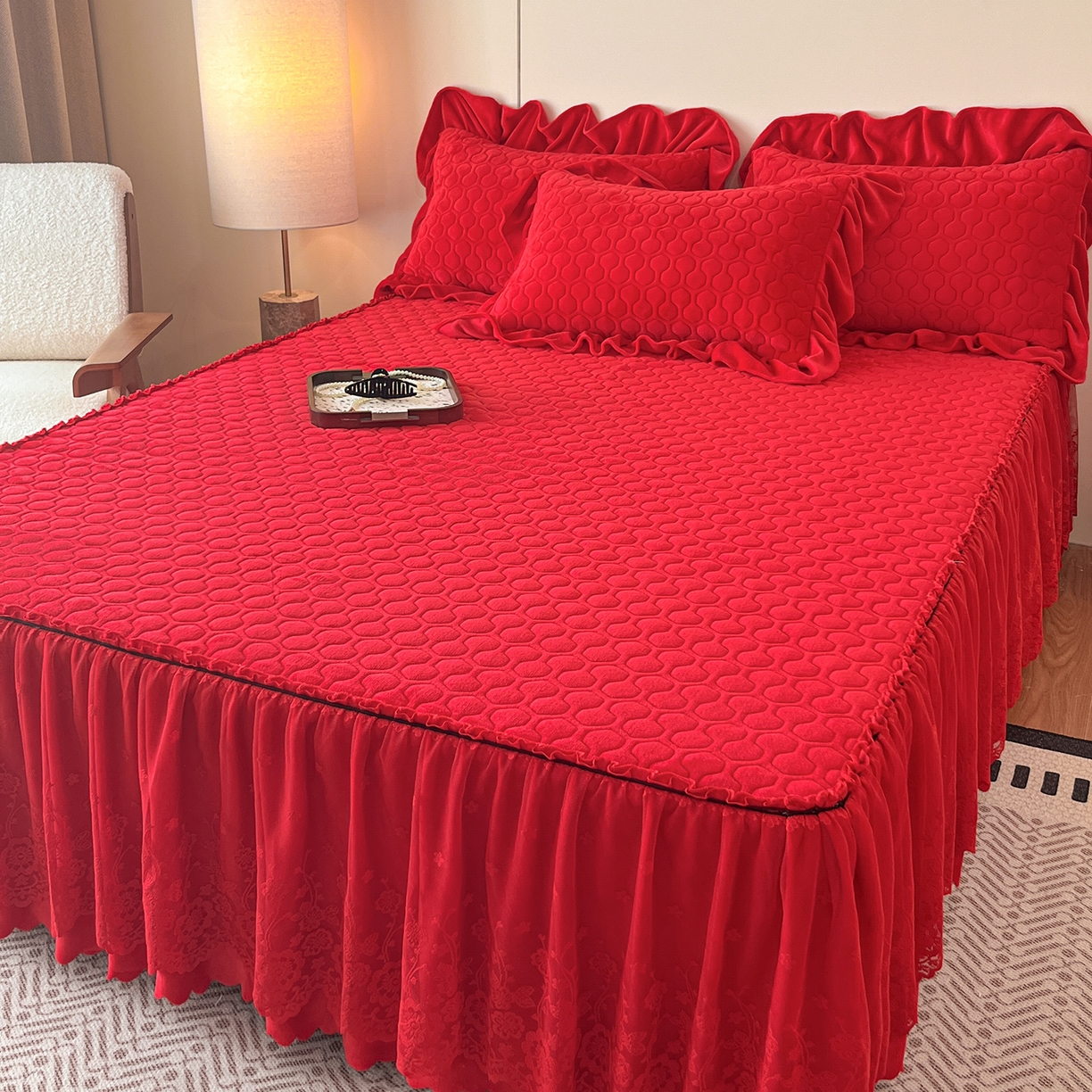 91家纺网 家纺一手货源 找家纺 民新家纺 2025新款牛奶绒花边床裙四件套 浪漫时光-大红