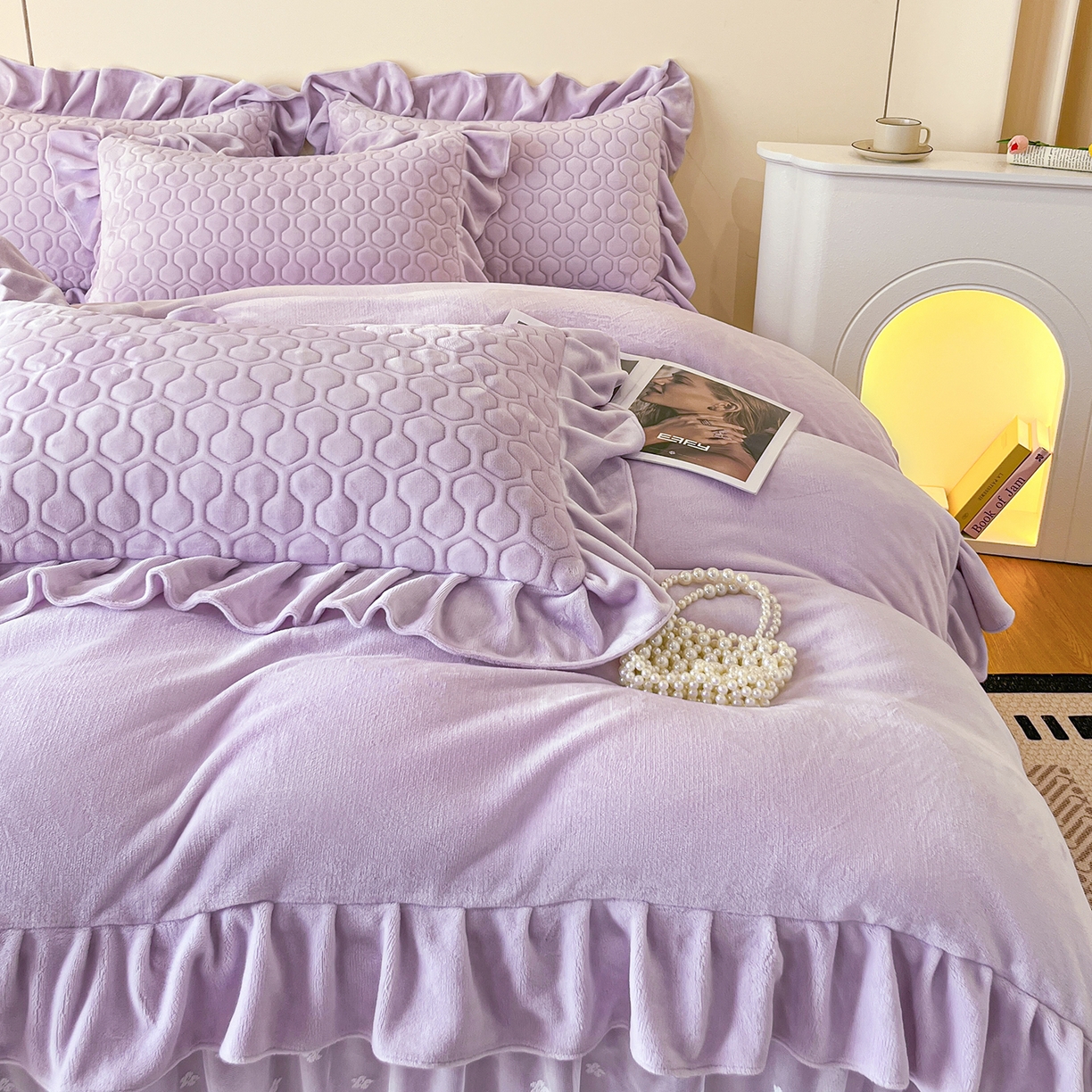 91家纺网 家纺一手货源 找家纺 民新家纺 2025新款牛奶绒花边床裙四件套 浪漫时光-浅紫