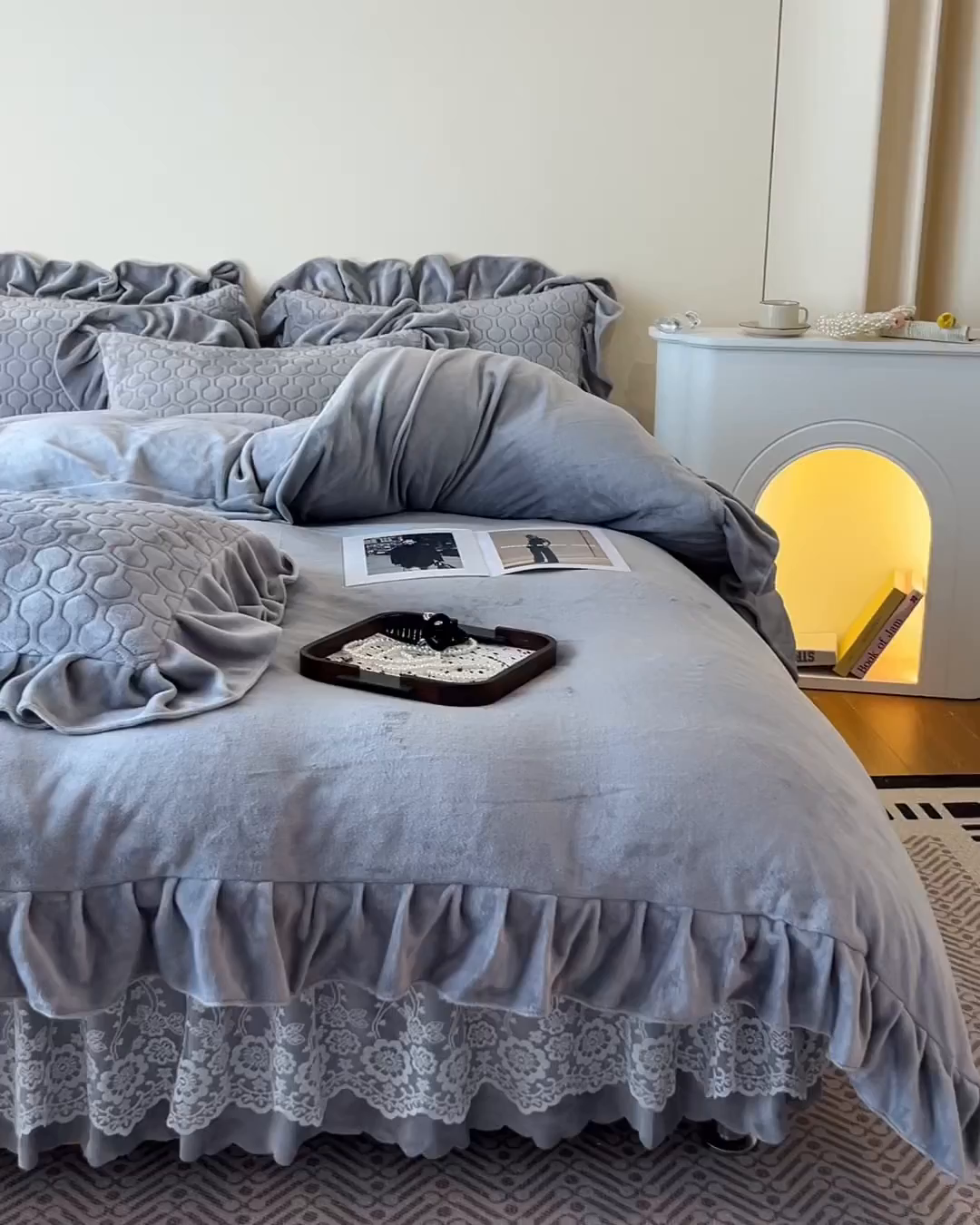 91家纺网 家纺一手货源 找家纺 民新家纺 2025新款牛奶绒花边床裙四件套 浪漫时光-灰