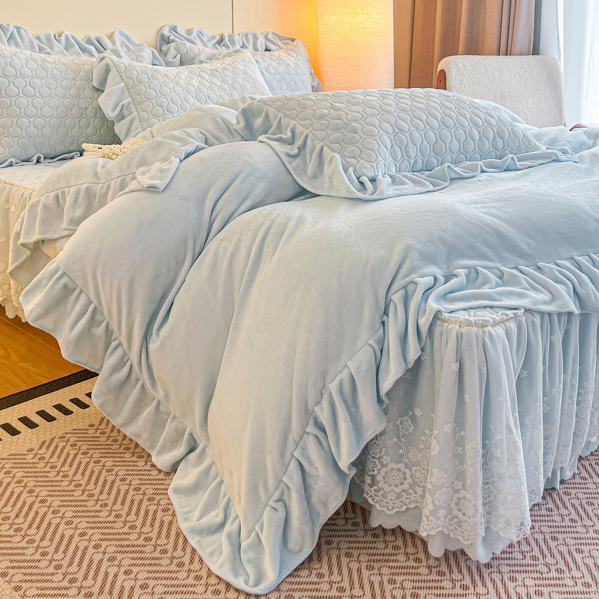 91家纺网 家纺一手货源 找家纺 民新家纺 2025新款牛奶绒花边床裙四件套 浪漫时光-浅蓝