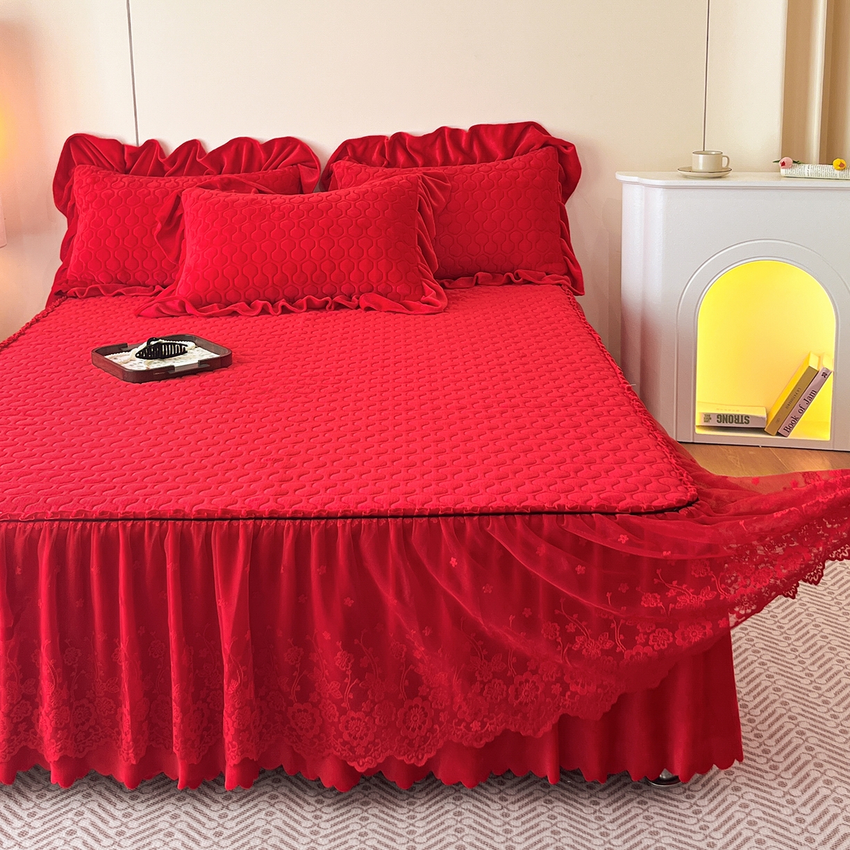 91家纺网 家纺一手货源 找家纺 民新家纺 2025新款牛奶绒花边床裙四件套 浪漫时光-大红