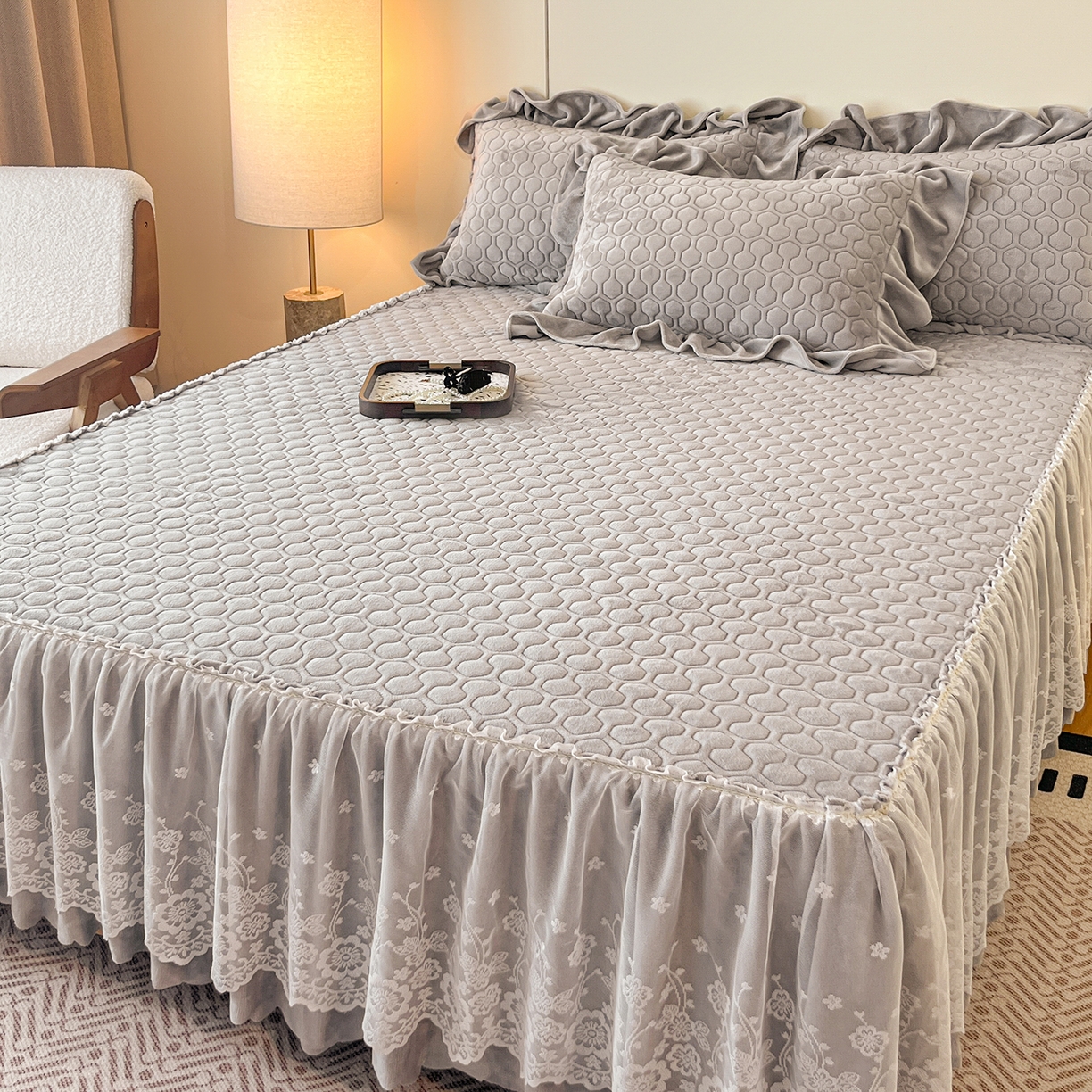 91家纺网 家纺一手货源 找家纺 民新家纺 2025新款牛奶绒花边床裙四件套 浪漫时光-灰