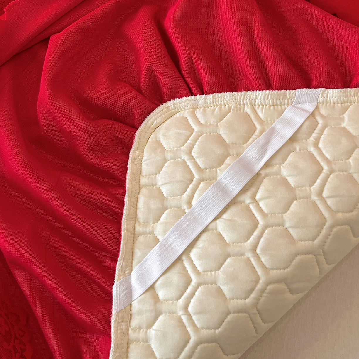 91家纺网 家纺一手货源 找家纺 民新家纺 2025新款牛奶绒花边床裙四件套 浪漫时光-大红