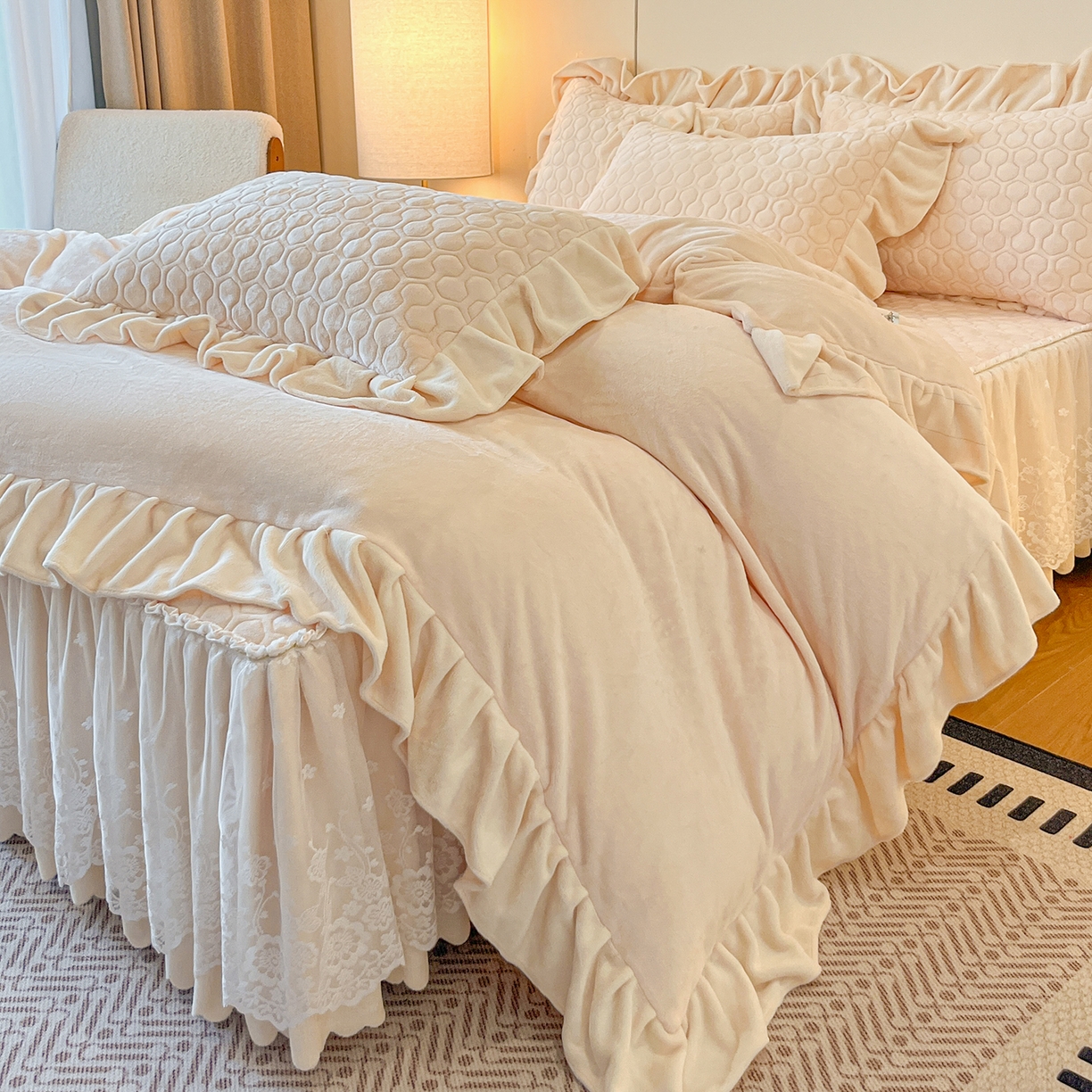 91家纺网 家纺一手货源 找家纺 （总）民新家纺 2025新款牛奶绒花边床裙四件套