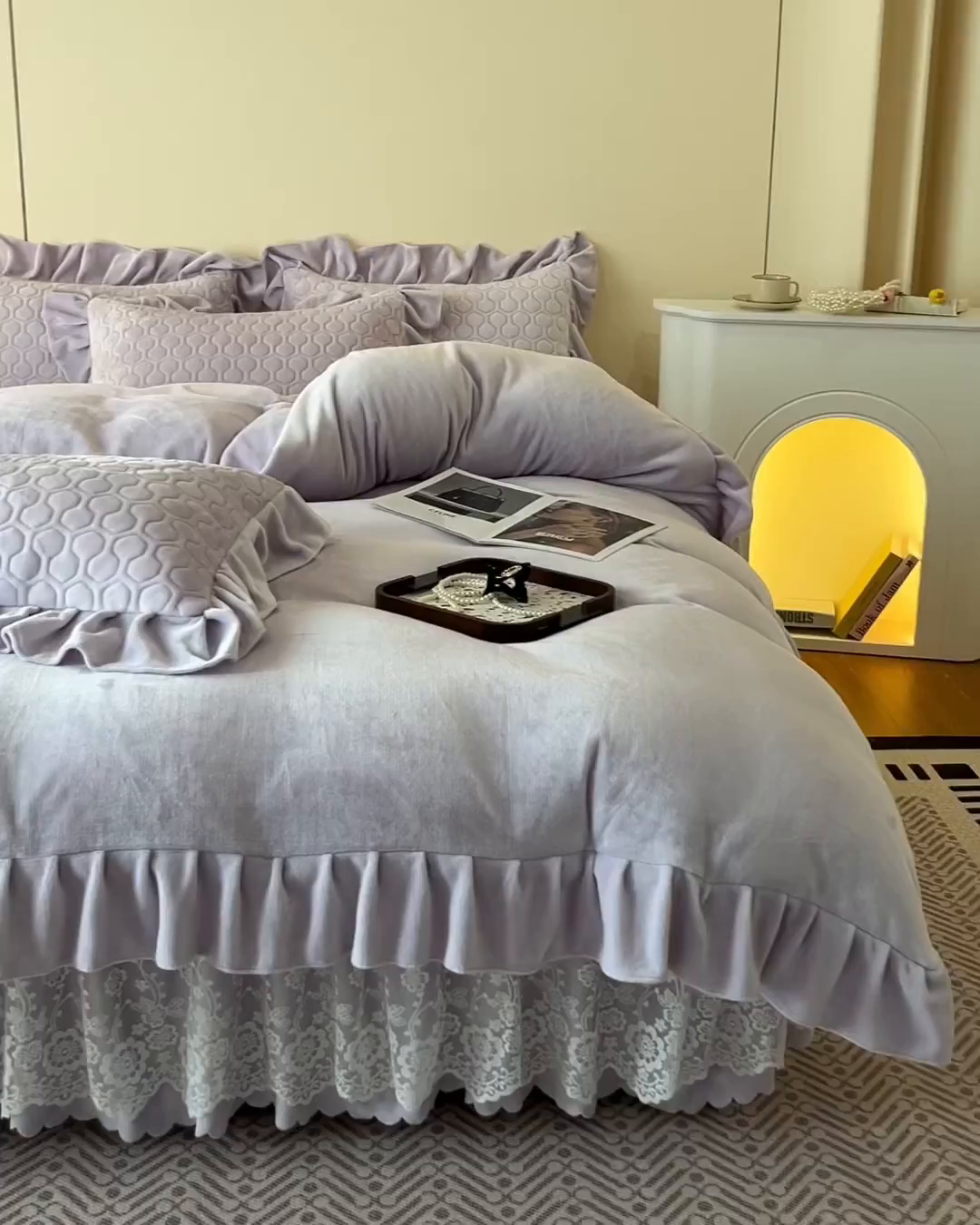 91家纺网 家纺一手货源 找家纺 民新家纺 2025新款牛奶绒花边床裙四件套 浪漫时光-浅紫