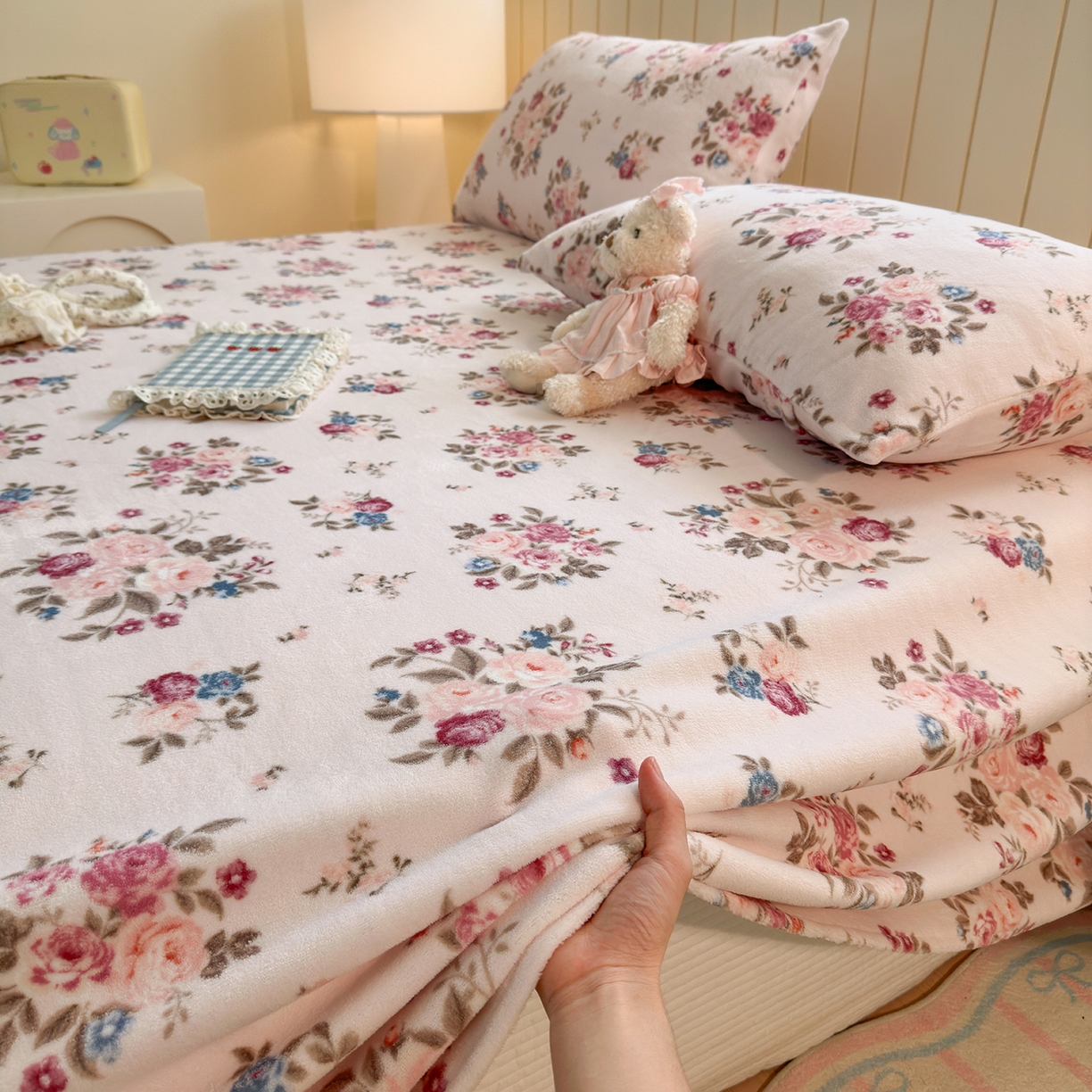 91家纺网 家纺一手货源 找家纺 丽美人家纺 2025新款小版印花牛奶绒床单单床单床单单件 春风沐歌