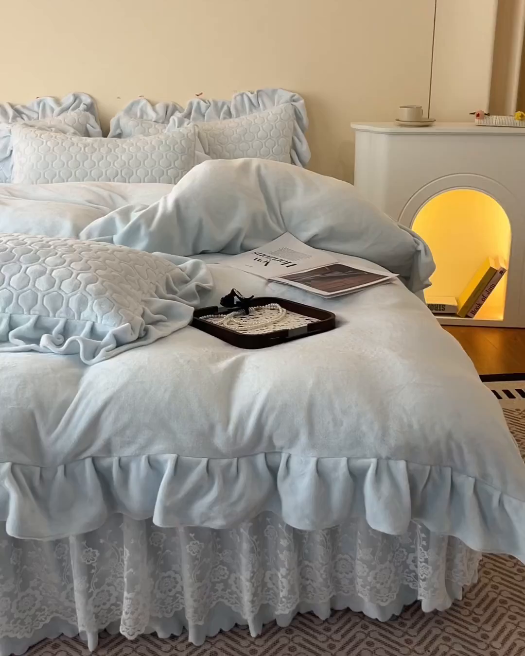 91家纺网 家纺一手货源 找家纺 民新家纺 2025新款牛奶绒花边床裙四件套 浪漫时光-浅蓝