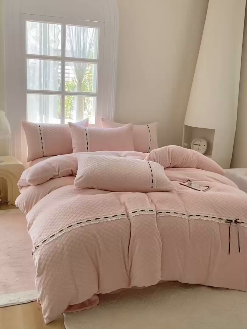 91家纺网 家纺一手货源 找家纺 （总）乐嘉盈 2025年新款雕花法式蝴蝶结牛奶绒四件套 