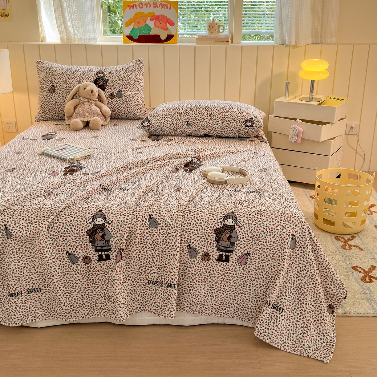 91家纺网 家纺一手货源 找家纺 丽美人家纺 2025新款小版印花牛奶绒床单单床单床单单件 春日女孩