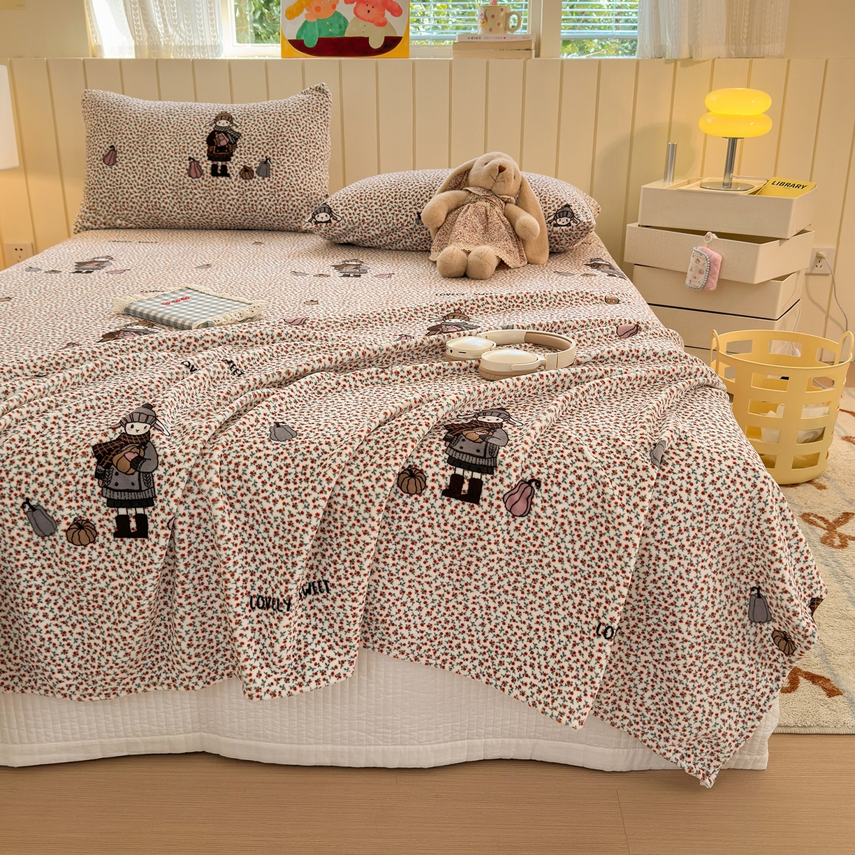 91家纺网 家纺一手货源 找家纺 丽美人家纺 2025新款小版印花牛奶绒床单单床单床单单件 春日女孩