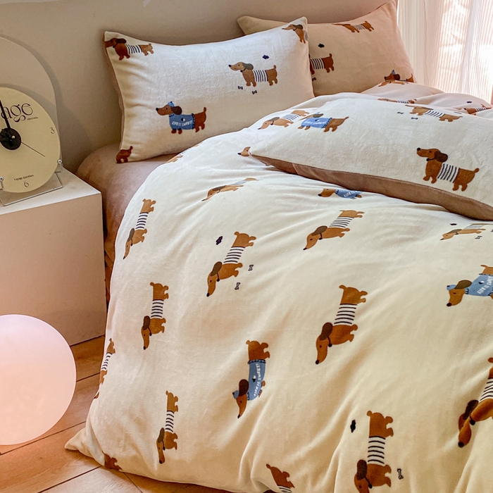 91家纺网 家纺一手货源 找家纺 斯卡诺家纺 2025小清新加厚高克重牛奶绒四件套网红直播爆款 萌萌狗