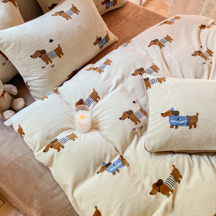 91家纺网 家纺一手货源 找家纺 斯卡诺家纺 2025小清新加厚高克重牛奶绒四件套网红直播爆款 萌萌狗