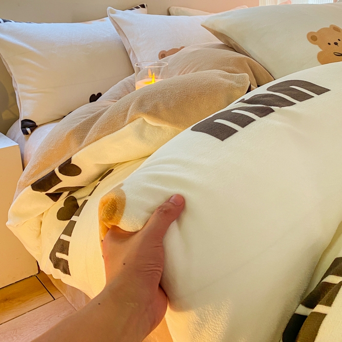 91家纺网 家纺一手货源 找家纺 斯卡诺家纺 2025小清新加厚高克重牛奶绒四件套网红直播爆款 迷你小熊