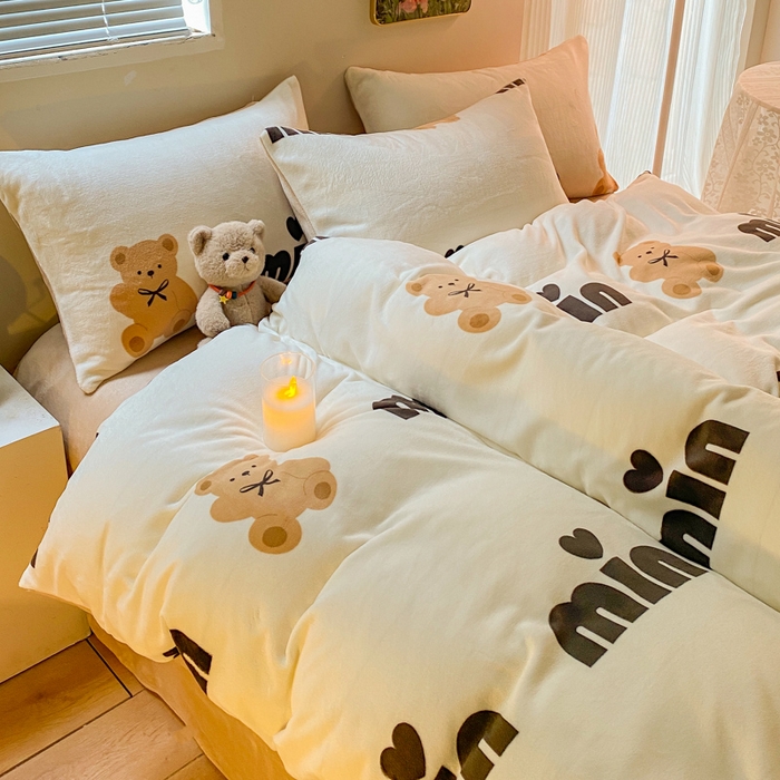 91家纺网 家纺一手货源 找家纺 斯卡诺家纺 2025小清新加厚高克重牛奶绒四件套网红直播爆款 迷你小熊