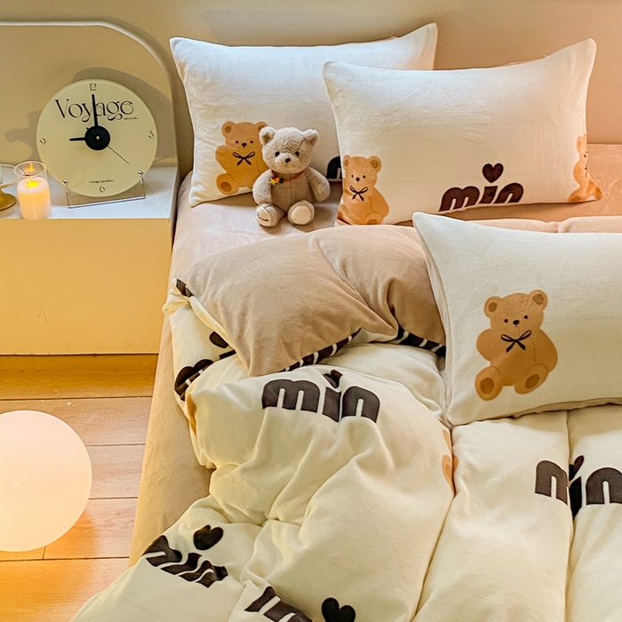 91家纺网 家纺一手货源 找家纺 斯卡诺家纺 2025小清新加厚高克重牛奶绒四件套网红直播爆款 迷你小熊