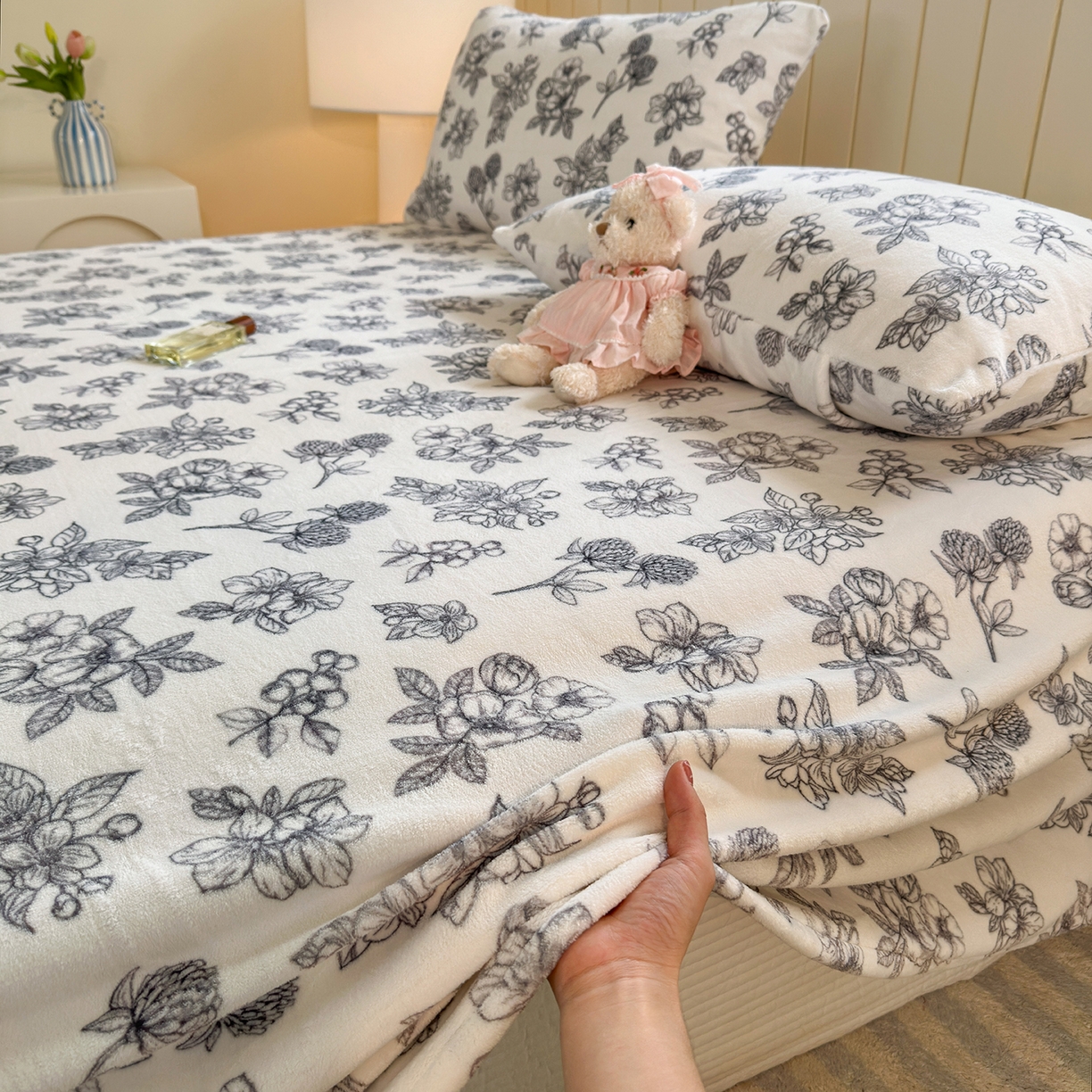 91家纺网 家纺一手货源 找家纺 丽美人家纺 2025新款小版印花牛奶绒床单单床单床单单件 复古山茶